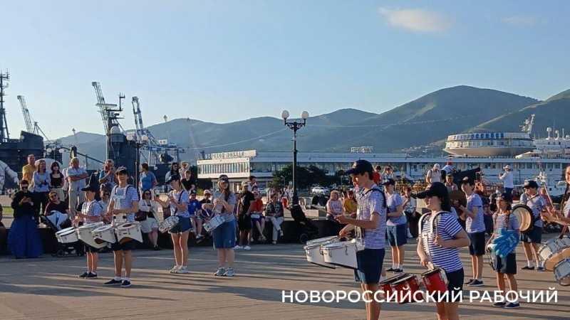 Июньскими вечерами набережная Новороссийска наполняется музыкой