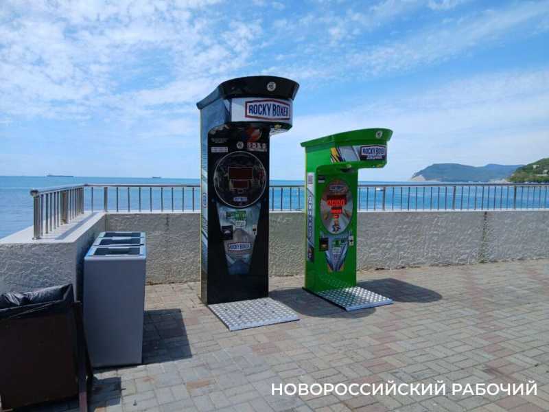Катамаран, лежак, боксерская груша – что почем на пригородном пляже в Новороссийске