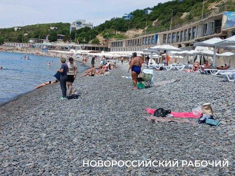 Катамаран, лежак, боксерская груша – что почем на пригородном пляже в Новороссийске