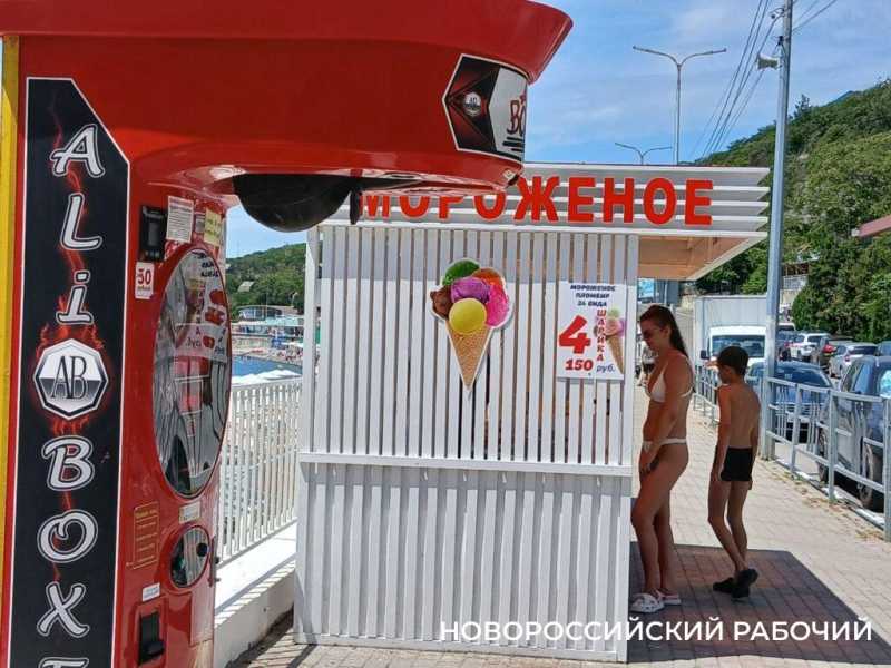 Катамаран, лежак, боксерская груша – что почем на пригородном пляже в Новороссийске
