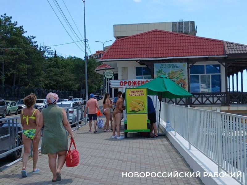 Катамаран, лежак, боксерская груша – что почем на пригородном пляже в Новороссийске