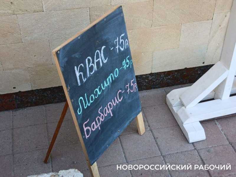 Катамаран, лежак, боксерская груша – что почем на пригородном пляже в Новороссийске