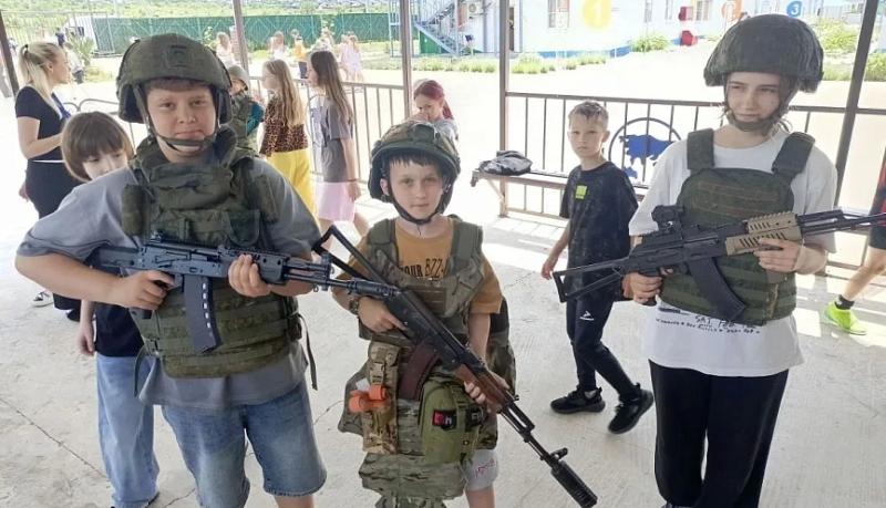 Казаки Приморского хуторского общества Новороссийского РКО в оздоровительном лагере «Глобус» организовали выставку