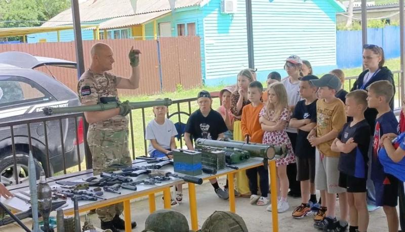 Казаки Приморского хуторского общества Новороссийского РКО в оздоровительном лагере «Глобус» организовали выставку