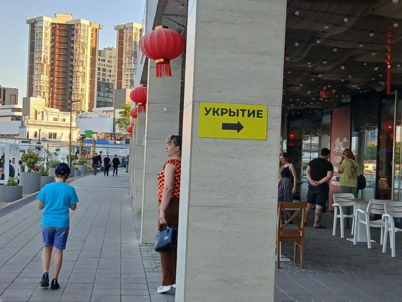 На пляже Новороссийска показали путь в укрытие