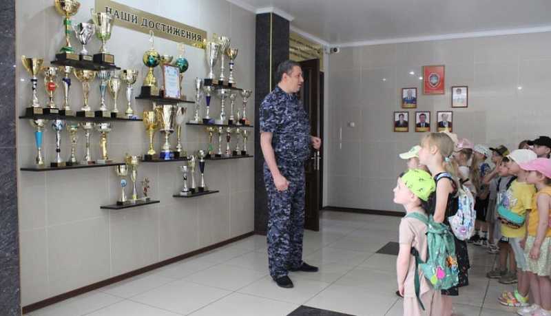 Новороссийские полицейские провели экскурсию для дошкольников и рассказали о профессии стража правопорядка