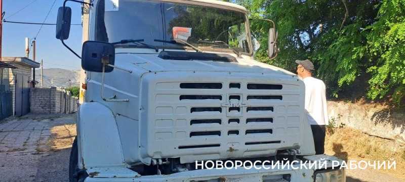 «Стираем белье в родниках!» В Новороссийске жители частных домов одной из улиц выживают без воды почти месяц