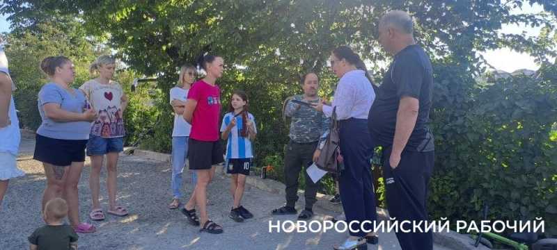 «Стираем белье в родниках!» В Новороссийске жители частных домов одной из улиц выживают без воды почти месяц