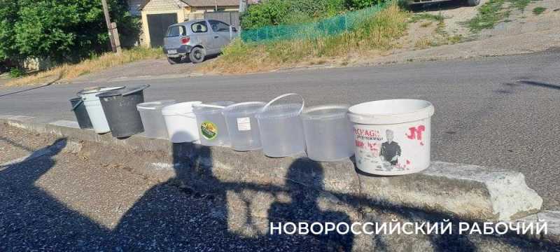 «Стираем белье в родниках!» В Новороссийске жители частных домов одной из улиц выживают без воды почти месяц