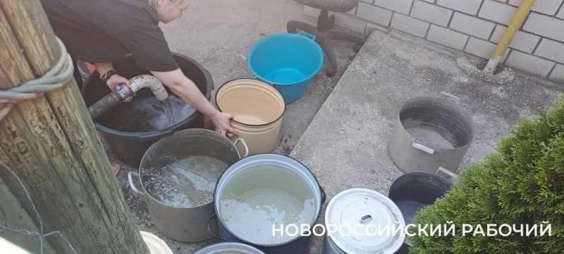 «Стираем белье в родниках!» В Новороссийске жители частных домов одной из улиц выживают без воды почти месяц