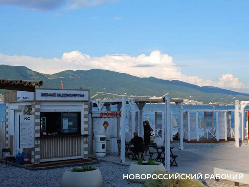 Тень, баня, кукуруза. Что почем на пляжах Новороссийска