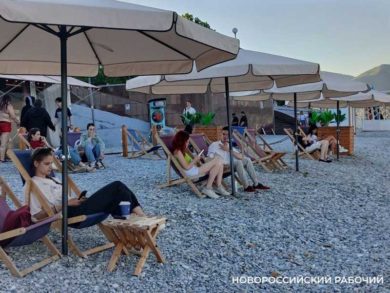 Тень, баня, кукуруза. Что почем на пляжах Новороссийска