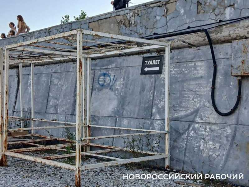 Тень, баня, кукуруза. Что почем на пляжах Новороссийска