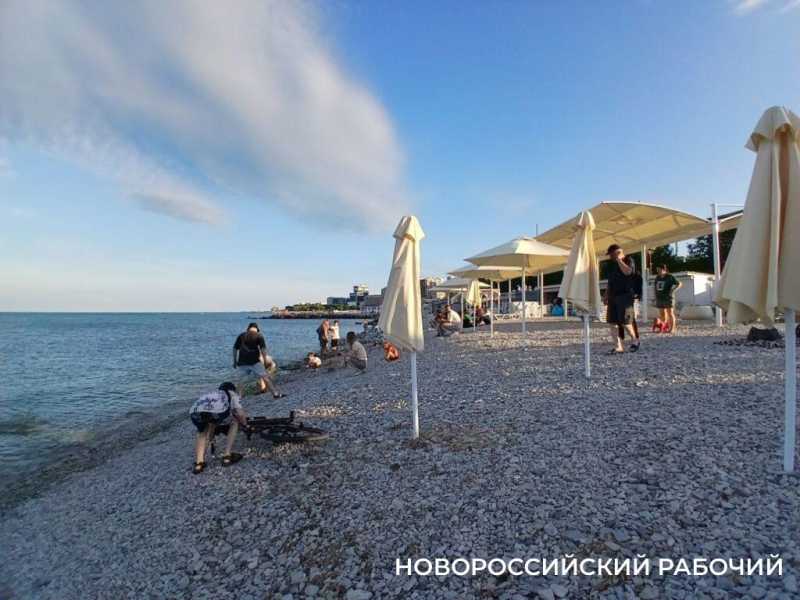 Тень, баня, кукуруза. Что почем на пляжах Новороссийска