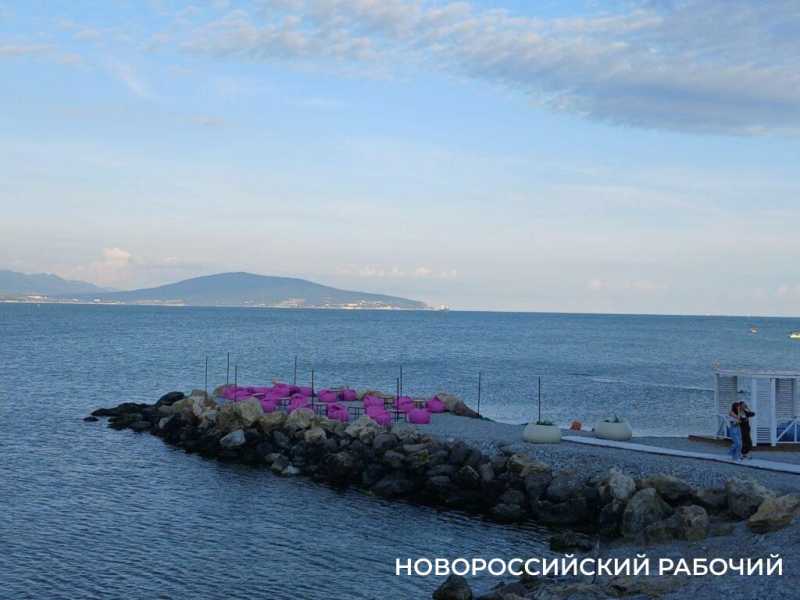 Тень, баня, кукуруза. Что почем на пляжах Новороссийска