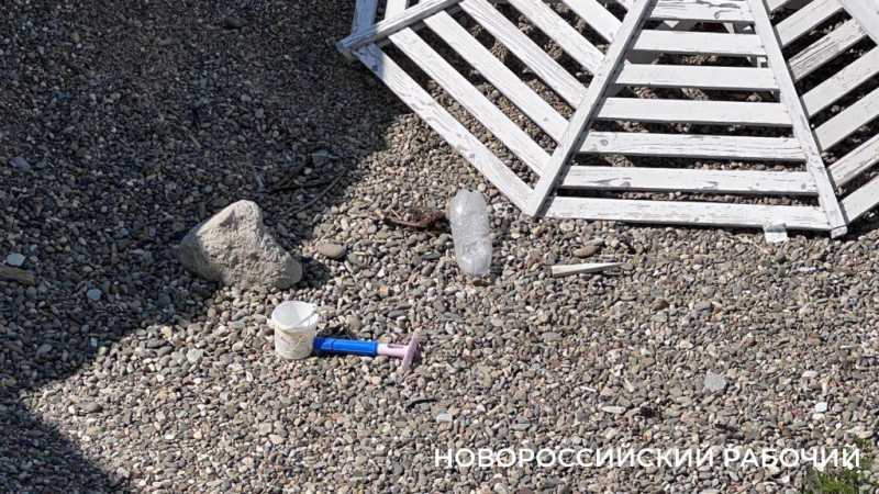 &laquo;Убери за собой и за тем парнем&raquo;. 84-летний пенсионер из Новороссийска несколько лет собирает мусор на пляже