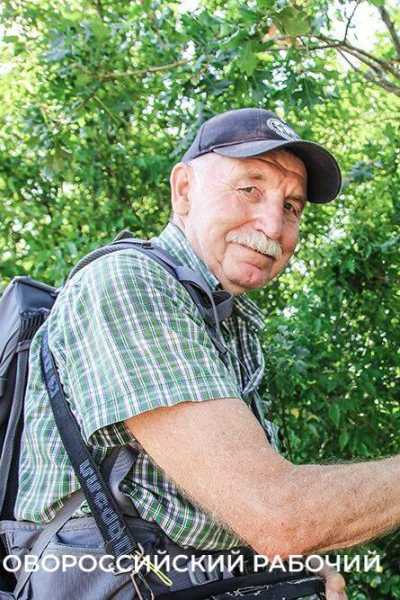 &laquo;Убери за собой и за тем парнем&raquo;. 84-летний пенсионер из Новороссийска несколько лет собирает мусор на пляже