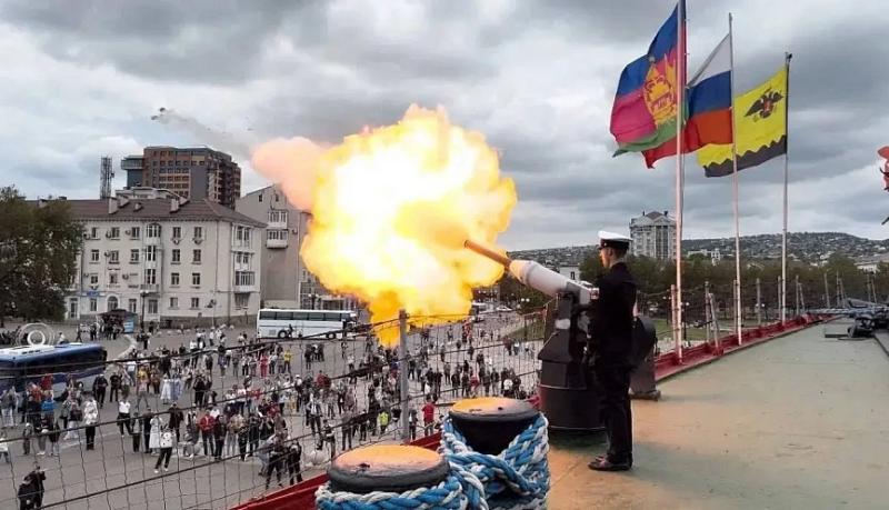 В День памяти и скорби с борта крейсера-музея &laquo;Михаил Кутузов&raquo; будет произведен орудийный залп