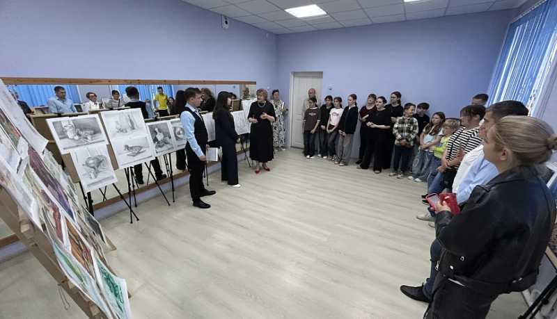 В Детской школе искусств станицы Раевская прошла персональная выставка &laquo;Симфония красок&raquo; ученицы отделения &laquo;Живопись&raquo; Виктории Заичко