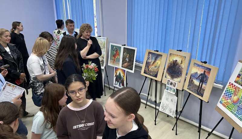 В Детской школе искусств станицы Раевская прошла персональная выставка &laquo;Симфония красок&raquo; ученицы отделения &laquo;Живопись&raquo; Виктории Заичко