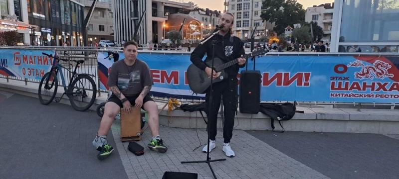 В Новороссийске люди влюбляются и женятся, послушав уличного музыканта