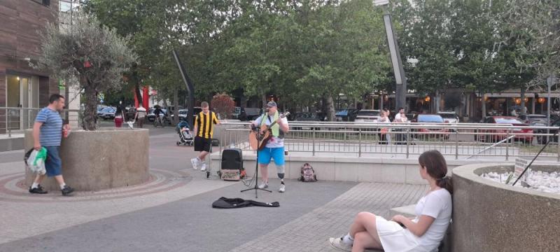 В Новороссийске люди влюбляются и женятся, послушав уличного музыканта