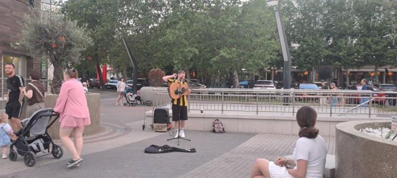 В Новороссийске люди влюбляются и женятся, послушав уличного музыканта
