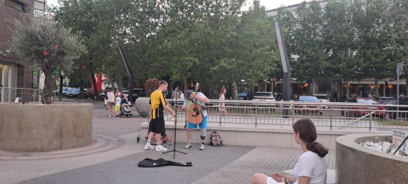 В Новороссийске люди влюбляются и женятся, послушав уличного музыканта