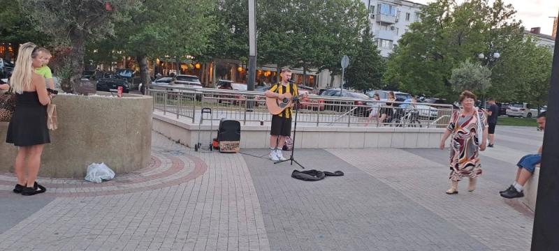 В Новороссийске люди влюбляются и женятся, послушав уличного музыканта
