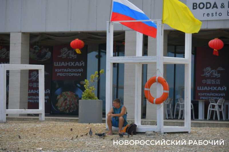 В Новороссийске на горпляже будут бесплатные лежаки. Кто сэкономит на тени