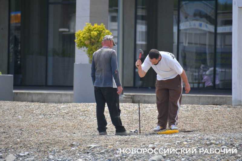 В Новороссийске на горпляже будут бесплатные лежаки. Кто сэкономит на тени