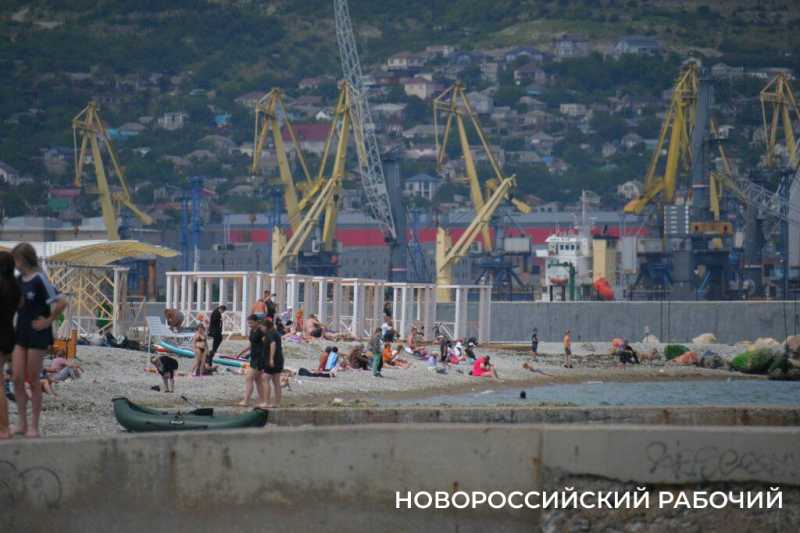 В Новороссийске на горпляже будут бесплатные лежаки. Кто сэкономит на тени