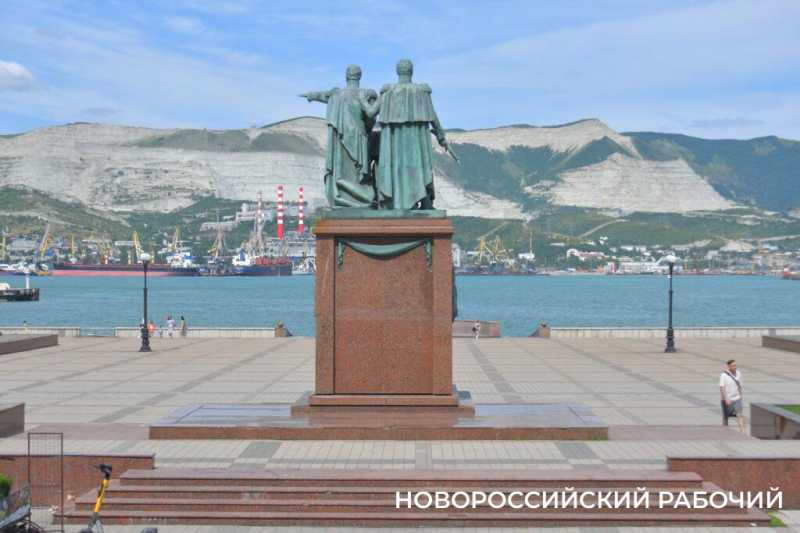 В Новороссийске памятник отцам-основателям накренился вперед уже на 5 сантиметров