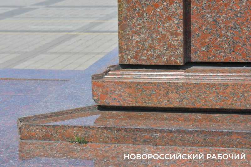 В Новороссийске памятник отцам-основателям накренился вперед уже на 5 сантиметров