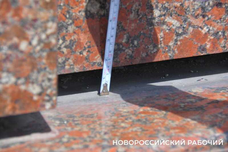 В Новороссийске памятник отцам-основателям накренился вперед уже на 5 сантиметров