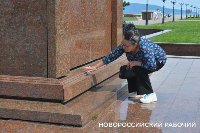 В Новороссийске памятник отцам-основателям накренился вперед уже на 5 сантиметров