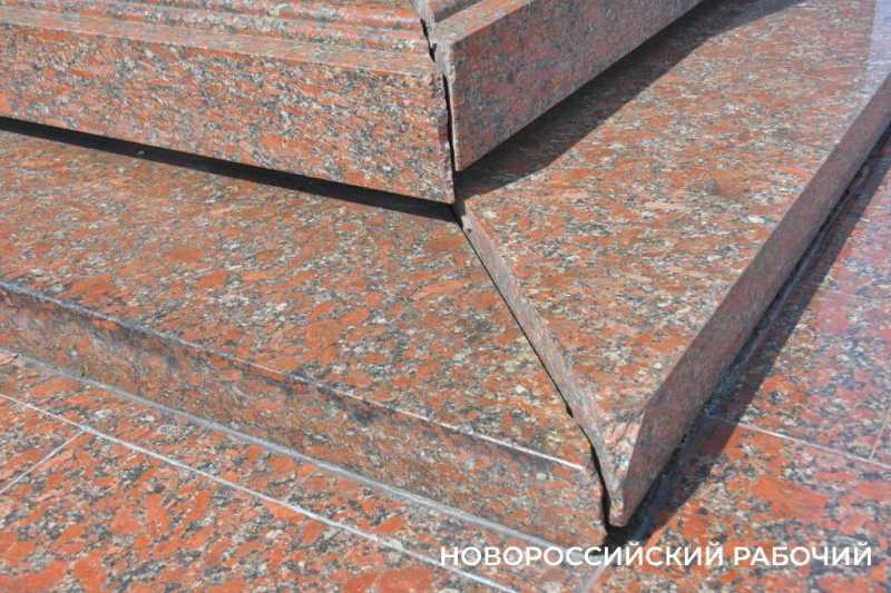 В Новороссийске памятник отцам-основателям накренился вперед уже на 5 сантиметров