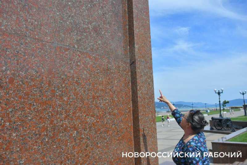 В Новороссийске памятник отцам-основателям накренился вперед уже на 5 сантиметров