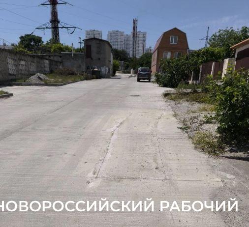 В Новороссийске пенсионерка встала на защиту нового дорожного полотна от вскрытия