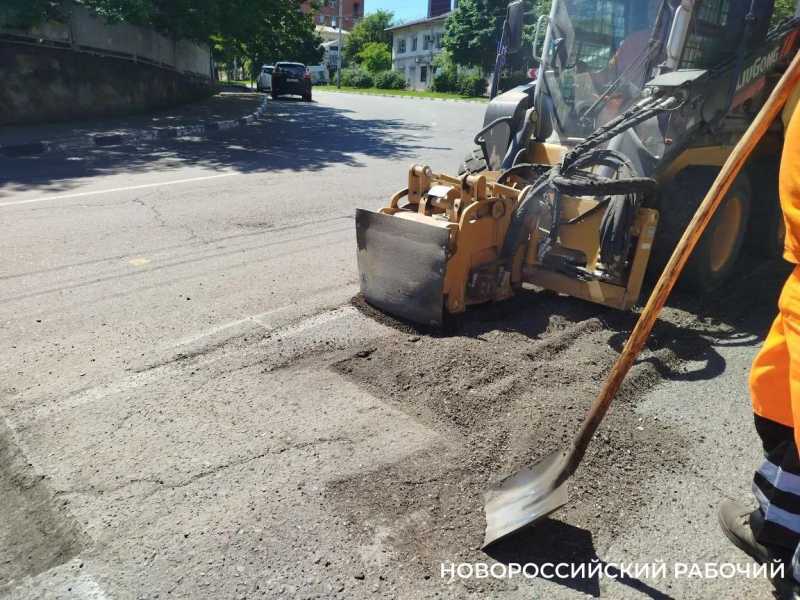 В Новороссийске продолжают латать ямы. Где увидим дорожников?