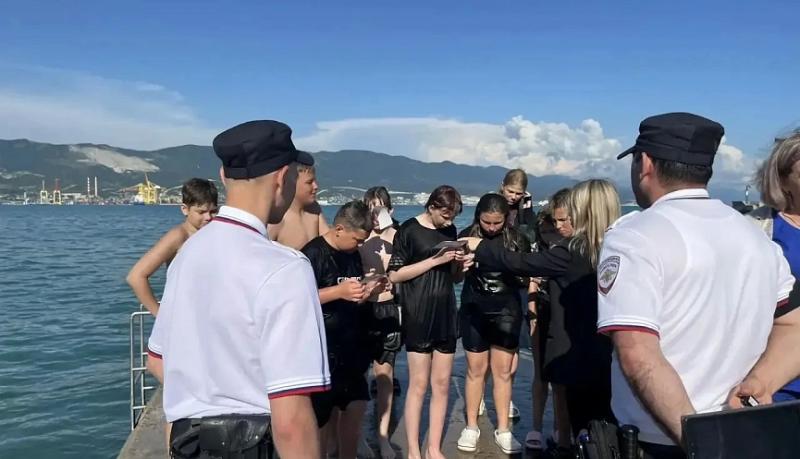 В Новороссийске продолжаются профилактические мероприятия на пляжных территориях, чтобы напоминать отдыхающим правила безопасного отдыха на воде