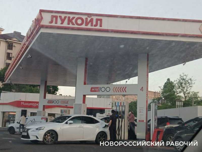 В Новороссийске все хотят купить бензин: стоит ли стоять в очередях