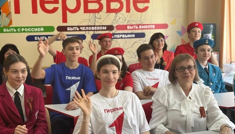 В новороссийской Гимназии №1 появился клуб международной дипломатии благодаря трем победам в конкурсе Первичных отделений Движения Первых