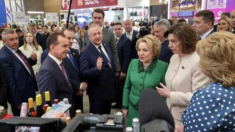 Валентина Матвиенко посетила стенд Краснодарского края на Форуме регионов Беларуси и России