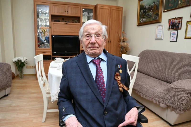 Вениамин Кондратьев поздравил ветерана из Сочи со 104-летием
