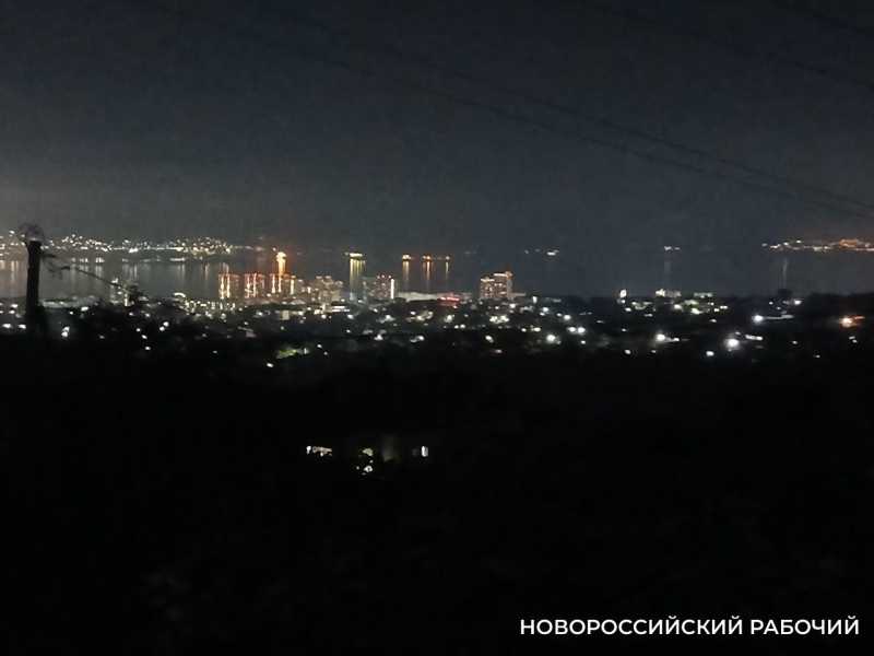 Жители Новороссийска провели вечер и ночь без света