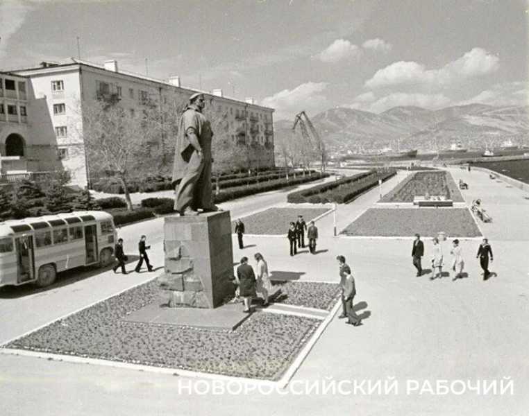 31 июля 1961 года в Новороссийске открыли памятник Неизвестному матросу