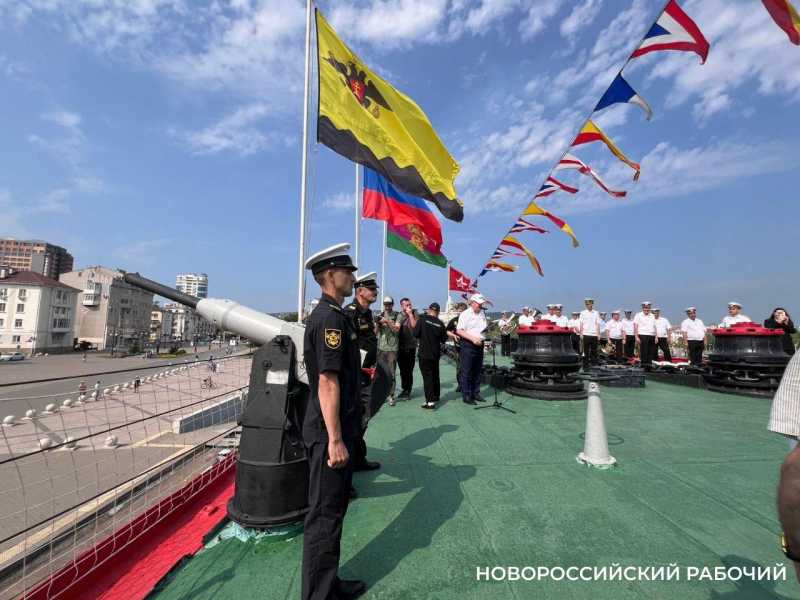 9 августа 1954 года на крейсере &laquo;Михаил Кутузов&raquo; был поднят военно-морской флаг