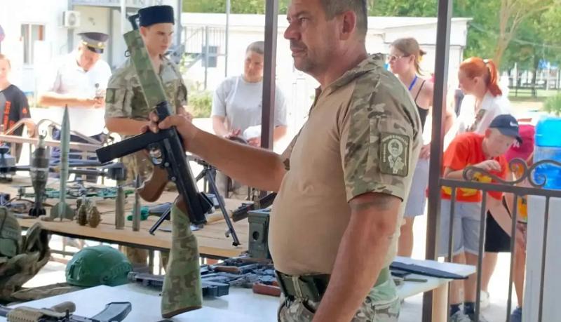 Казаки Новороссийского РКО для ребят из летнего лагеря &laquo;Глобус&raquo; организовали выставку современного военного вооружения