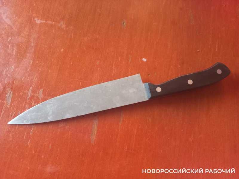 На парковке в пригороде Новороссийска устроили поножовщину